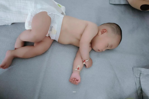 余江宝宝先长上牙还是下牙